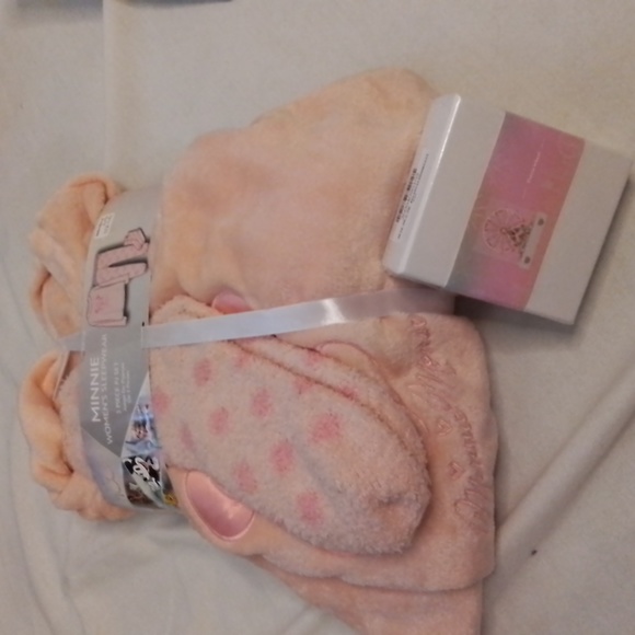 NWT Disney 100 3pc Minnie Women's Sleepwear w/ bonus artpad - Picture 11 of 14